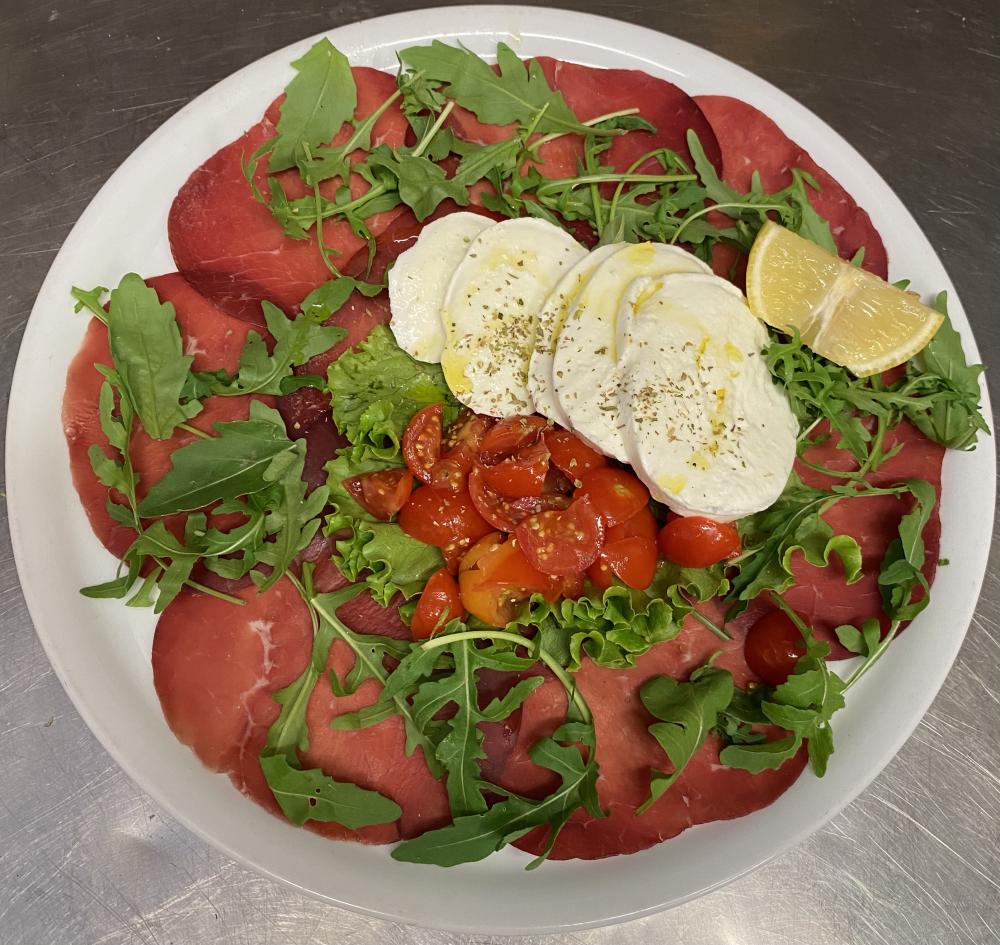Piatto bresaola con aggiunta di mozzarella di bufala